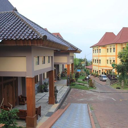 Ciptaningati Hotel Batu  Exterior photo