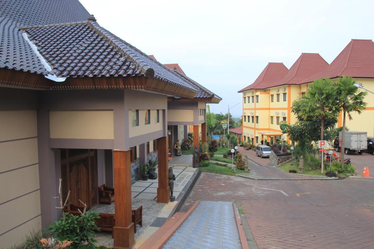 Ciptaningati Hotel Batu  Exterior photo