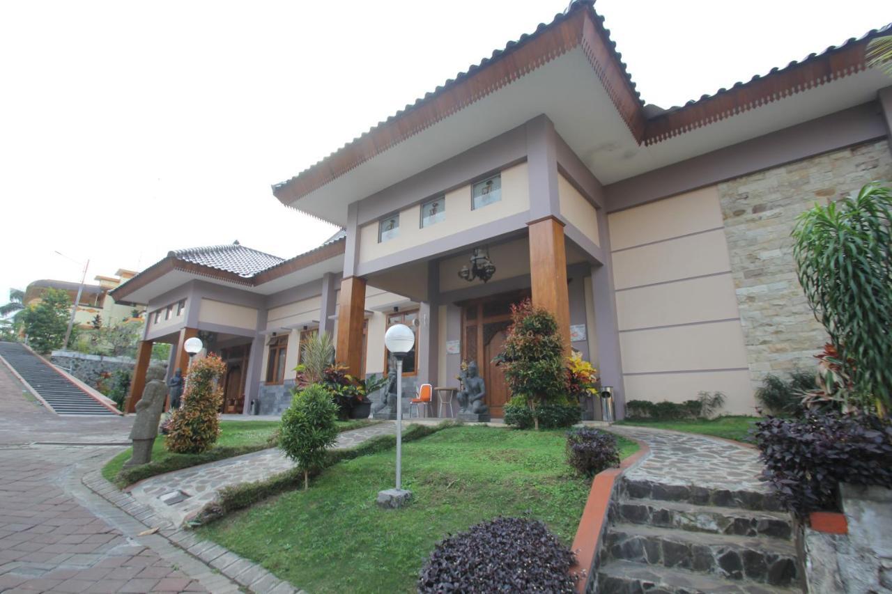 Ciptaningati Hotel Batu  Exterior photo